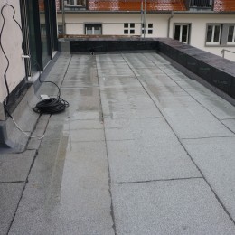 Mehrfamilienhaus Donaueschingen Villingerstraße 73: Die Dacharbeiten werden ausgeführt. Die Bitumenbahnen werden verlegt