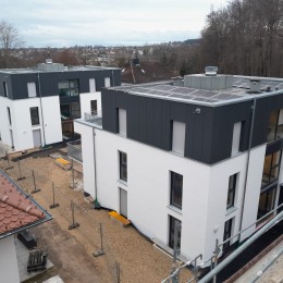 Mehrfamilienhaus Villlingerstraße 71 a und 71 b Donaueschingen: Die Fassaden sind fertiggestellt. Die PV-Anlage ist installiert. Die ersten Bewohner ziehen ein