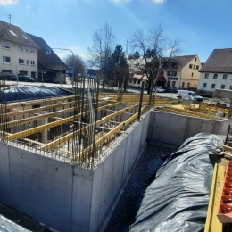 Neubau eines Mehrfamilienhauses mit 11 Wohneinheiten und 2 Büroeinheiten in Tuningen: Die Kellerwände stehen, die 1.Decke wird verlegt